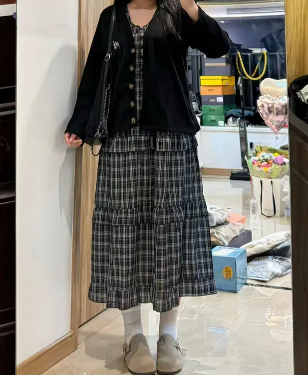 秋季慵懒风长袖宽松针织毛衣开衫搭配格子背心连衣裙