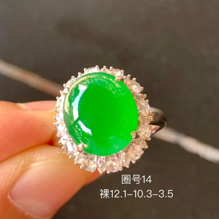 高冰阳绿翡翠戒指 颜色阳 镶嵌精致