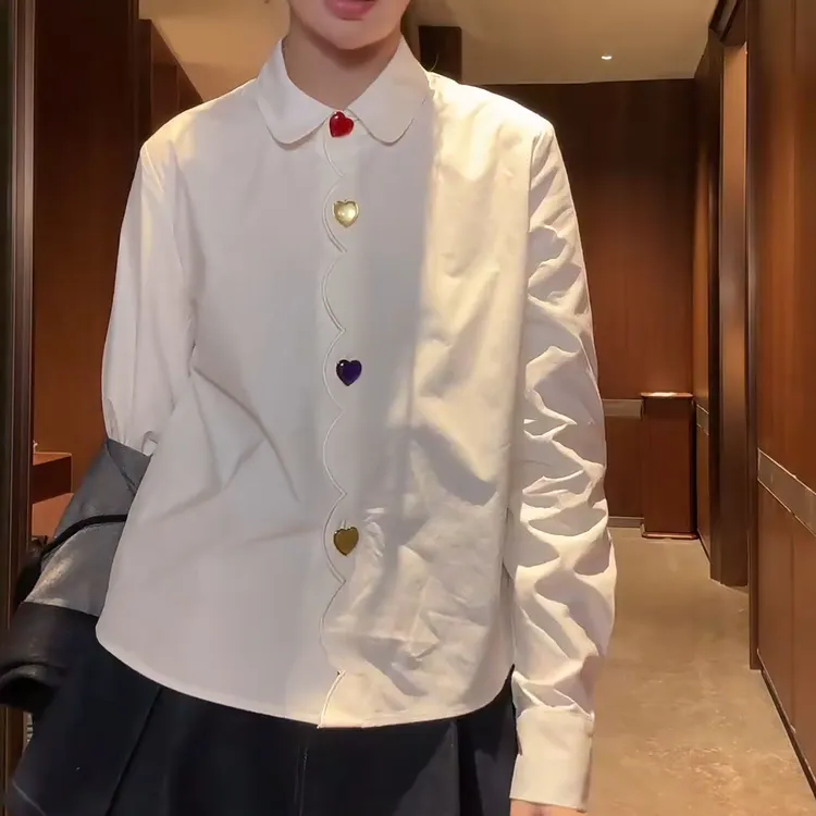 “心灵捕手”秋冬新款小众多彩爱心扣扇贝边门襟白衬衫LK2506811