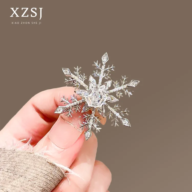 铜锆石胸针 可旋转水晶雪花胸花女轻奢时尚高档毛衣别针大衣配饰