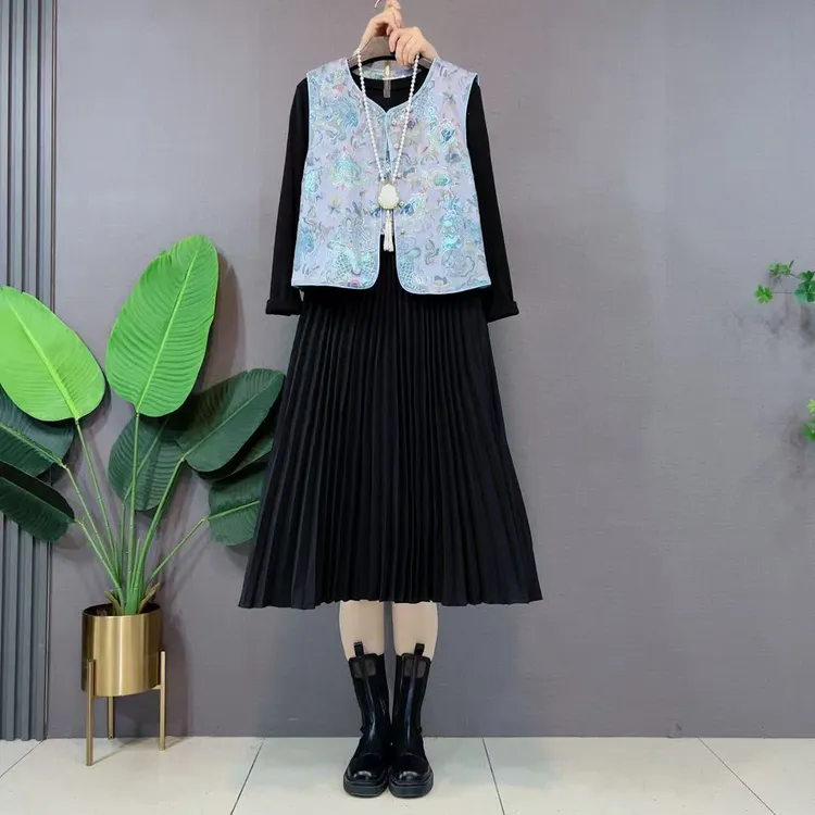 新中式复古盘扣大码刺绣马甲胖妹妹显瘦新款百褶连衣裙国风套装