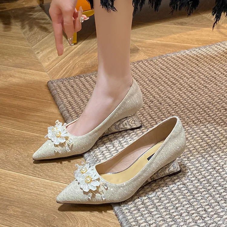 不累脚坡跟单鞋女2025春秋新款花朵气质尖头内增高小香风高跟女鞋