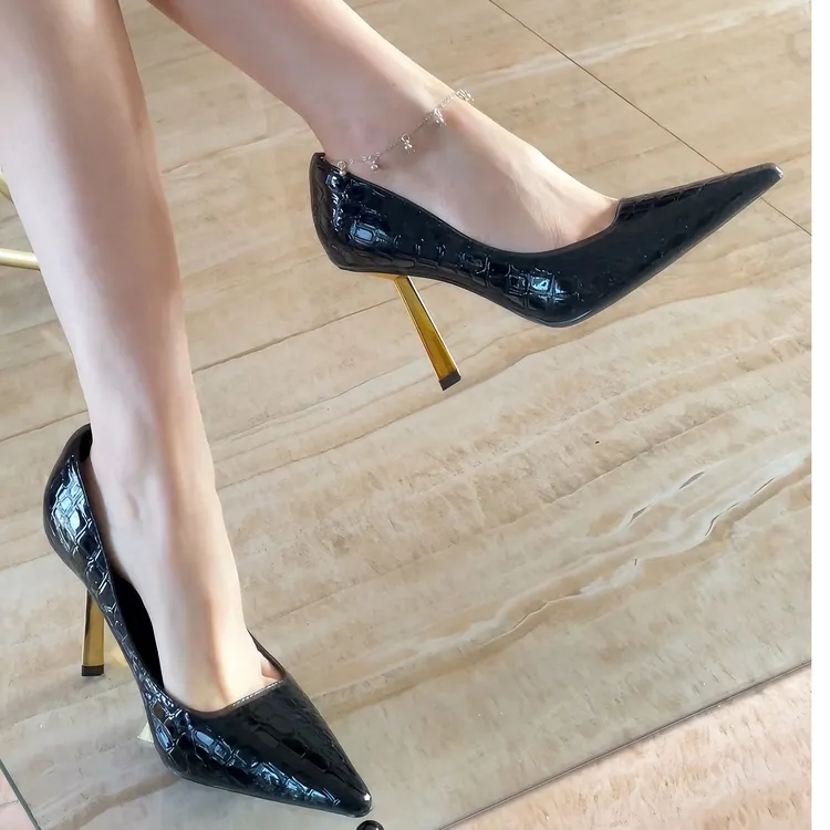 2026春季新款全包尖头黑色漆皮鳄鱼纹金跟细跟高跟单鞋甜酷百搭风