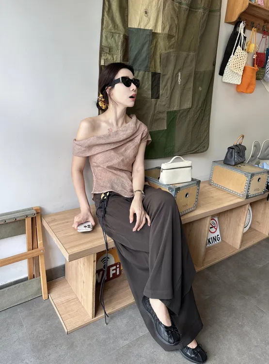 2025夏季新款韩系肌理感不对称捏褶立体翻领斜肩百搭休闲裤两件套