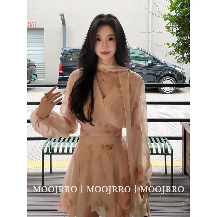 法式碎花V领长袖连衣裙女早秋高级感纯欲气质收腰显瘦小个子短裙