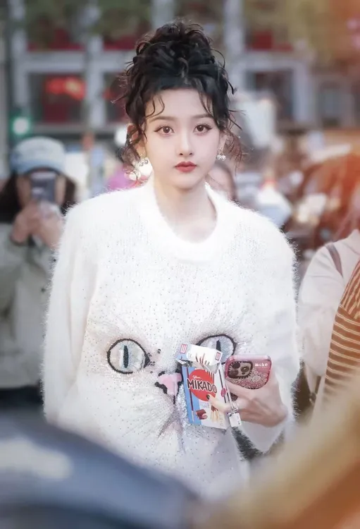 宋祖儿巴黎时装周同款刺绣猫咪马海毛毛衣女2025秋冬