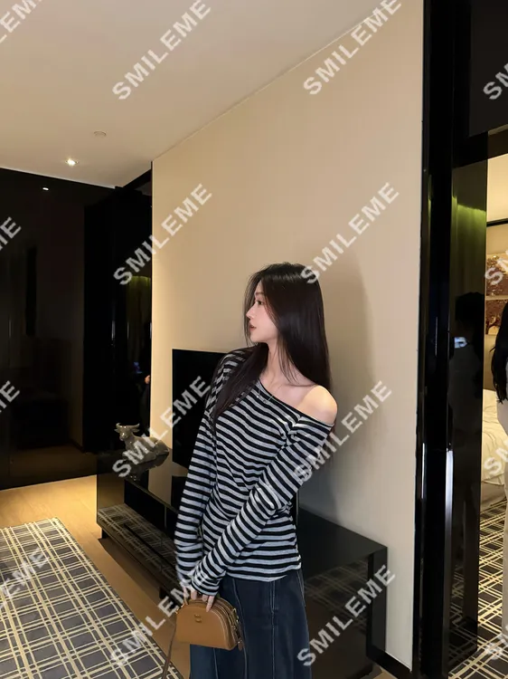 2-SMILEME【慵光漫游】早秋新款设计感斜肩百搭长袖上衣MK05525308