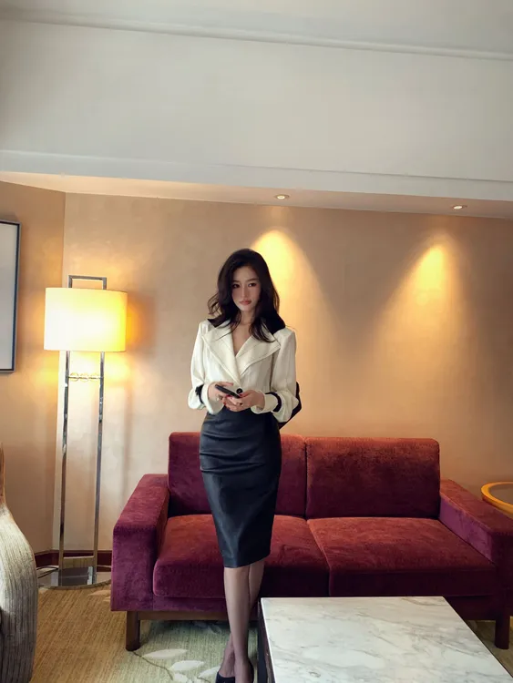 金南一高级设计小众感白色条纹翻领短款V领衬衫上衣