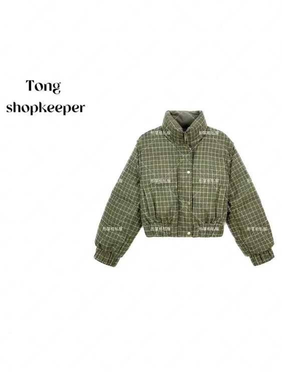 QJ/彤掌柜1682687 冬季2025经典格纹立领厚实短款美式时尚羽绒服