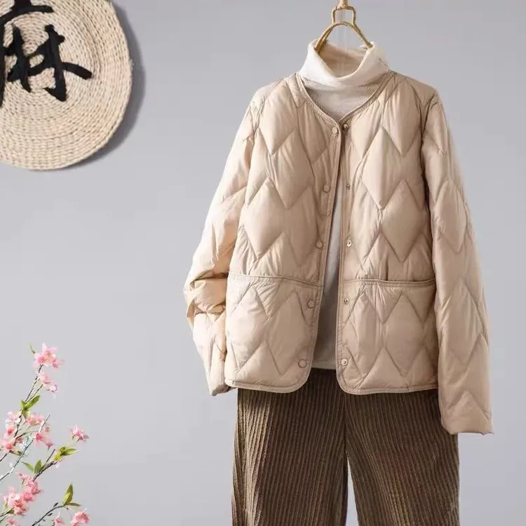 2025秋冬新款圆领白鸭绒轻薄羽绒服女休闲宽松单排扣显瘦短外套