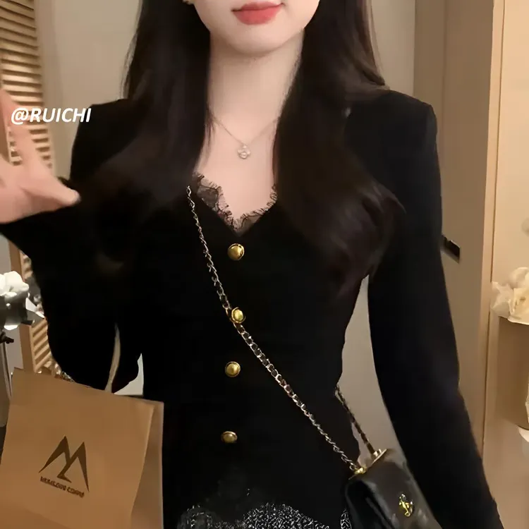 2025秋冬新款法式复古V领蕾丝金属扣高级感洋气显瘦针织衫上衣女