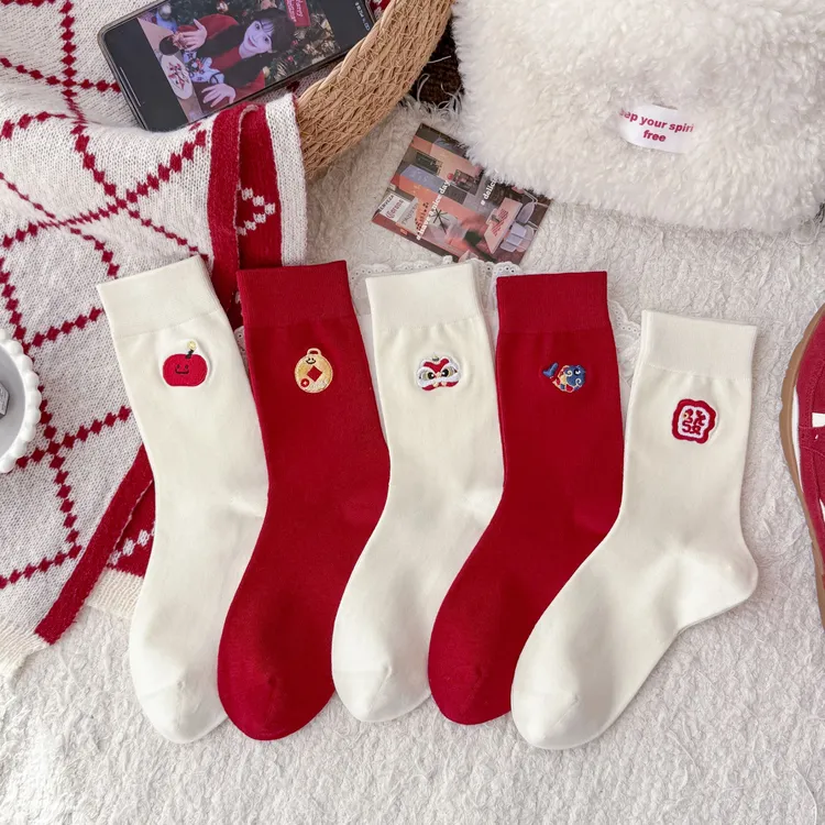 2026新年红袜袜子中筒中筒袜保暖卡通动漫常规款刺绣少女风本命年