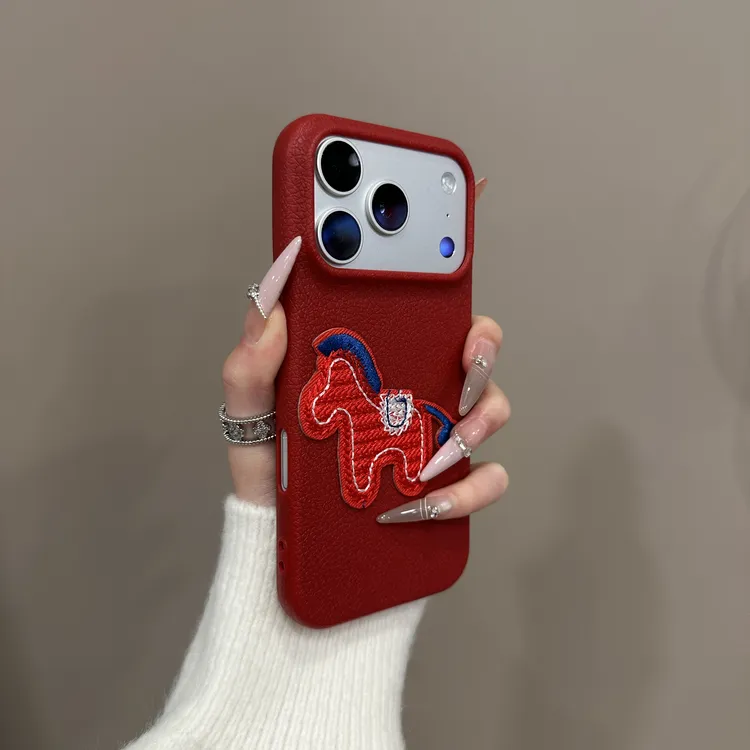 立体针织小马新年适用iphone17Promax手机壳红色刺绣16promax软