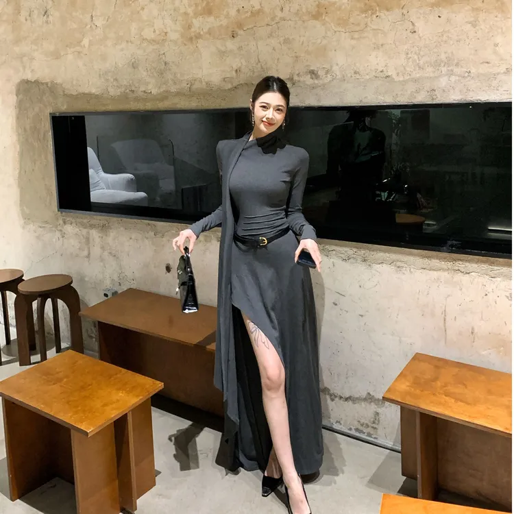 秋季新款设计感披肩深灰色修身长袖连衣裙女修身气质内搭长裙