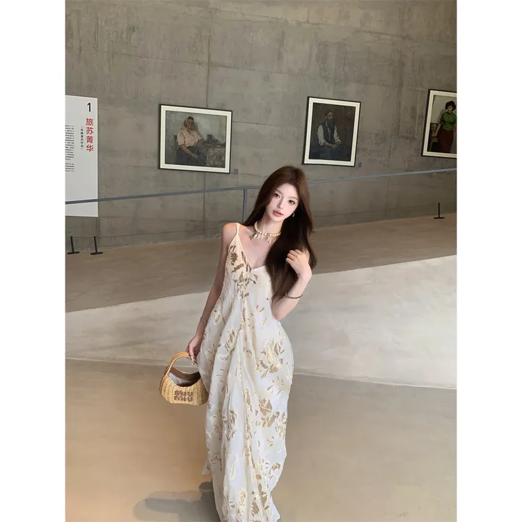 刺绣珠片工艺度假吊带连衣裙女时尚百搭高级设计感绝美别致长裙子