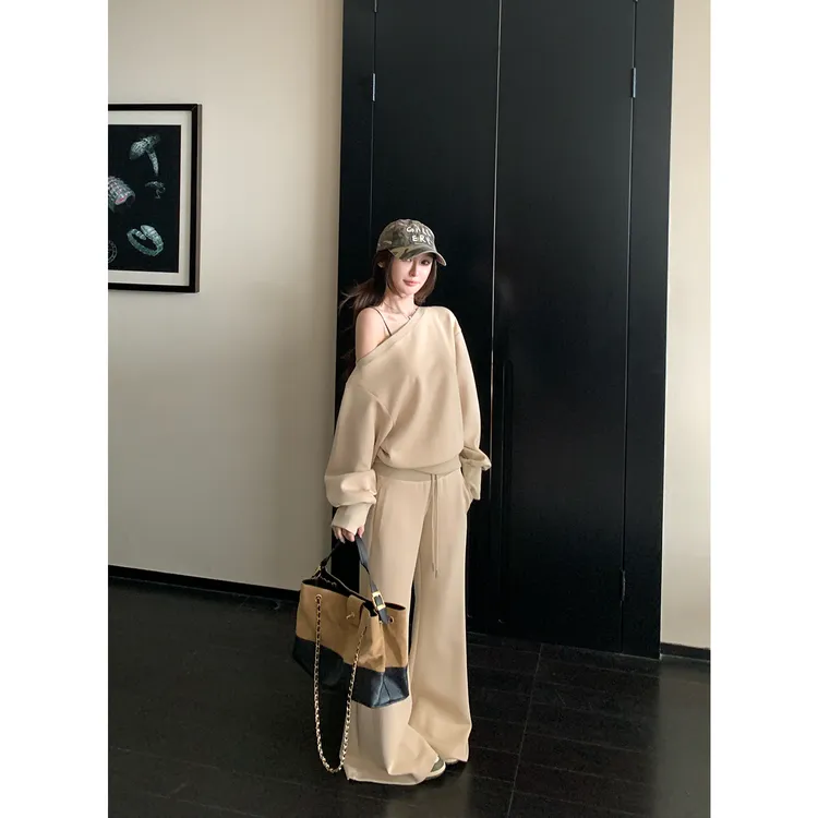 SKK7.23/20点 惬意日常 美式复古两穿斜肩卫衣抽绳微喇休闲裤套装