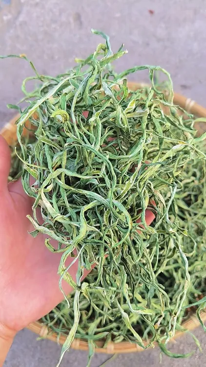 东北自家菜园自然晾晒豆角丝