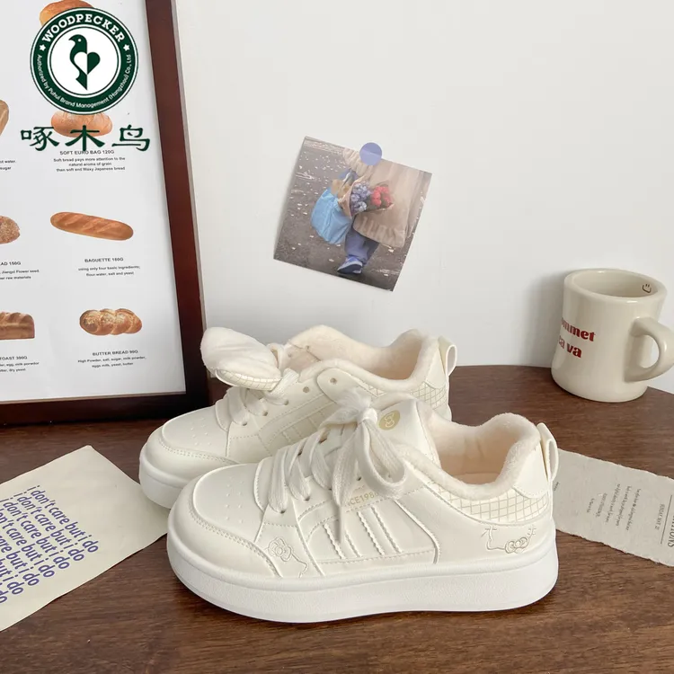 啄木鸟奶白加绒小白鞋女保暖2025冬季新款chic学生棉鞋运动板鞋