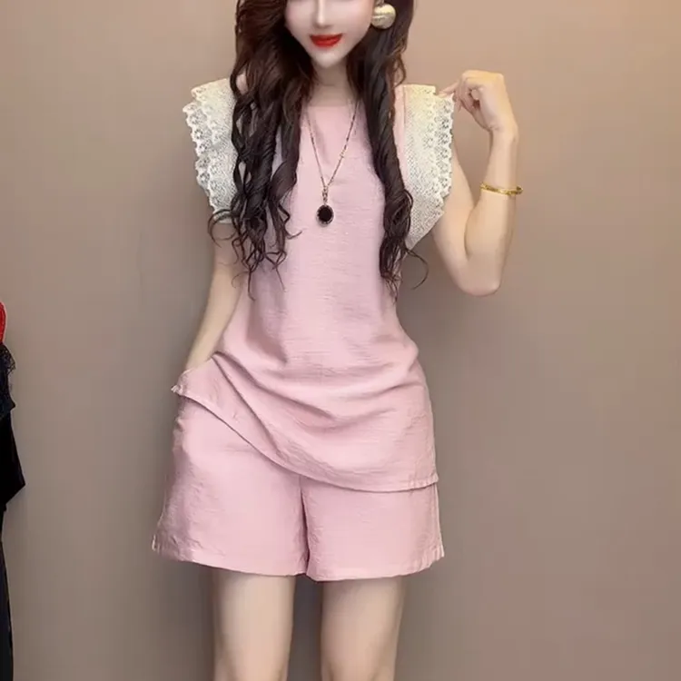 夏季显瘦蕾丝拼接背心搭配短裤时尚套装
