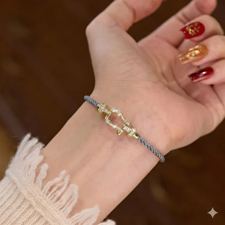 合金莫桑石手链 女手绳小号马蹄红灰绳手链金手链时尚百搭大众商品图