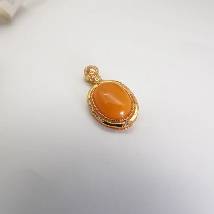 银镶嵌女款鸡油黄蜜蜡吊坠