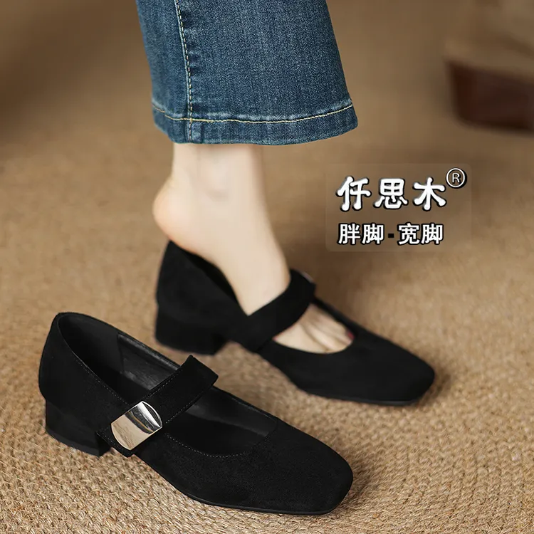 2025超火绝美单鞋女脚宽脚胖大码女鞋41到43显脚小40棕色低跟鞋42