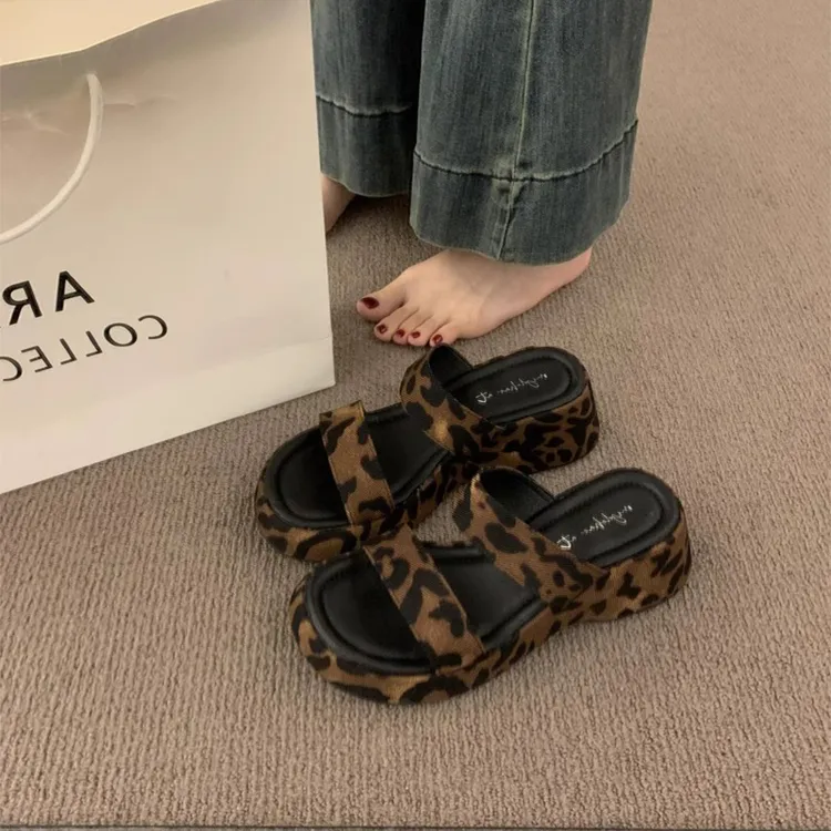 复古小众露趾凉拖鞋女沙滩鞋绝美法式2025新款豹纹厚底韩版凉鞋