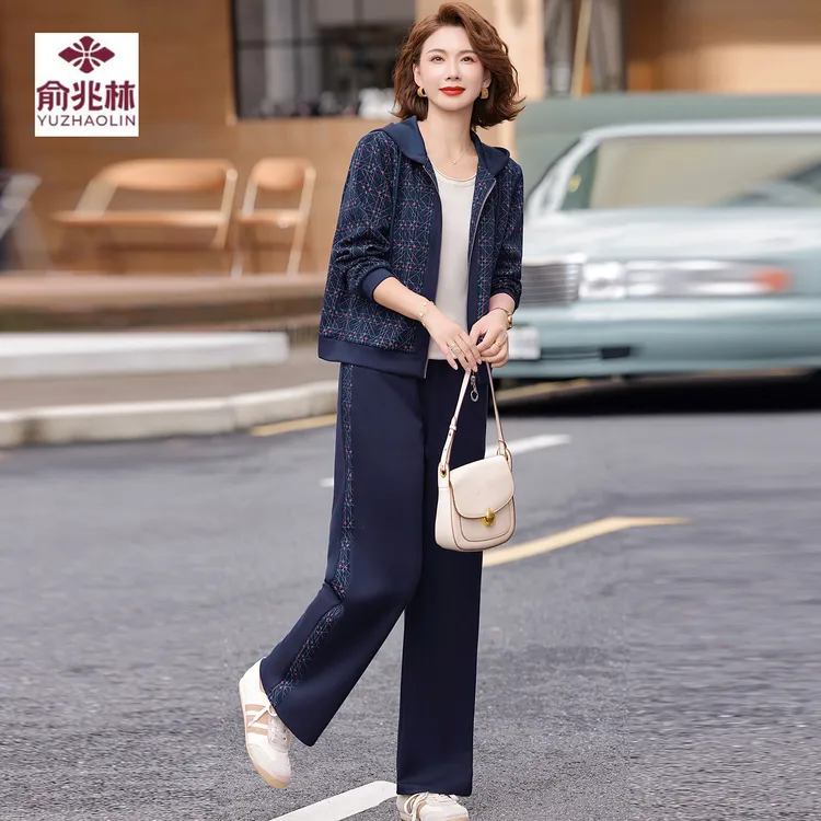 50多岁妈妈秋装运动服套装2025新款中老年女春秋外套贵夫人上衣服
