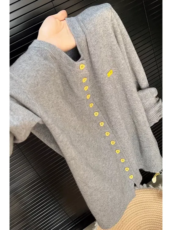 休闲简约风灰色上衣冬季女装2025新款时尚黄色扣设计针织开衫毛衣