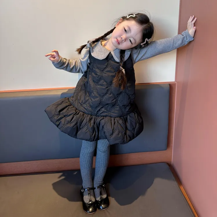 小思家冬季新款休闲风娃娃领打底衫花苞背心裙女童时髦洋气套装