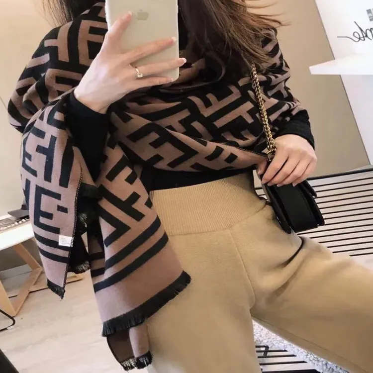 新款轻奢双面围巾女士秋冬加厚保暖长款时尚百搭披肩空调房披肩