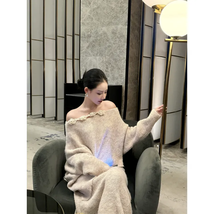 秋季大方得体一整套女装巨好看米白色针织斜肩上衣半身裙套装