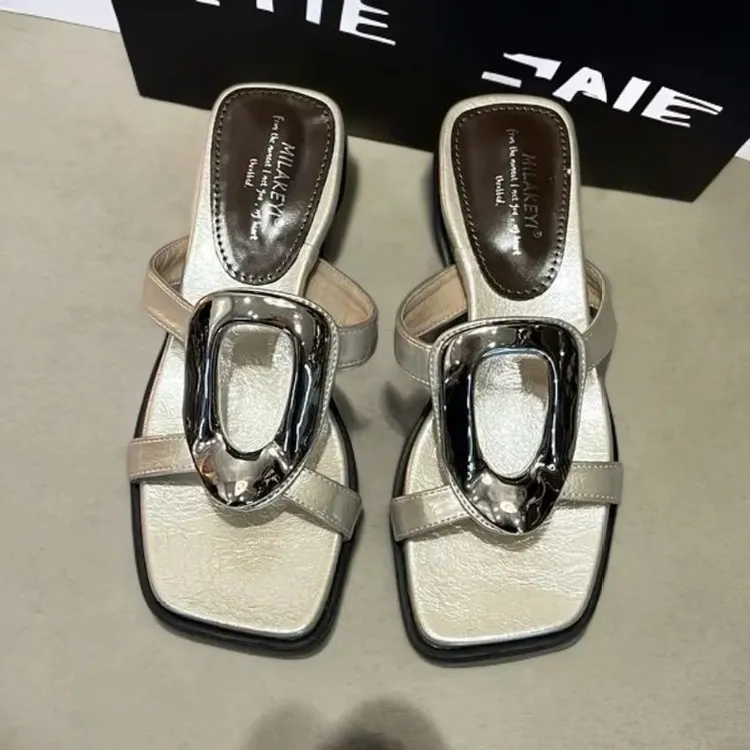 2025年夏季新款网红金属方扣复古高级感爆款小众方头软底一字拖