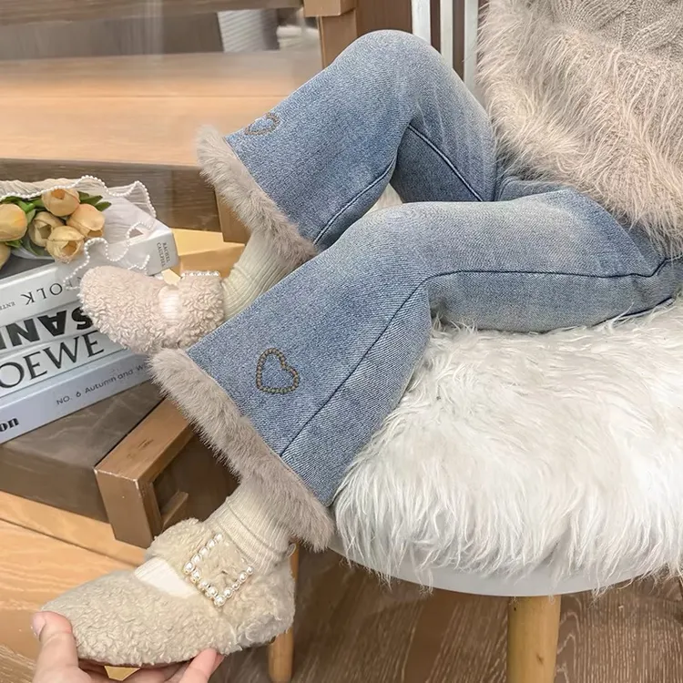 女童加绒牛仔裤儿童一体加厚新款2024洋气冬季喇叭裤宝宝裤子