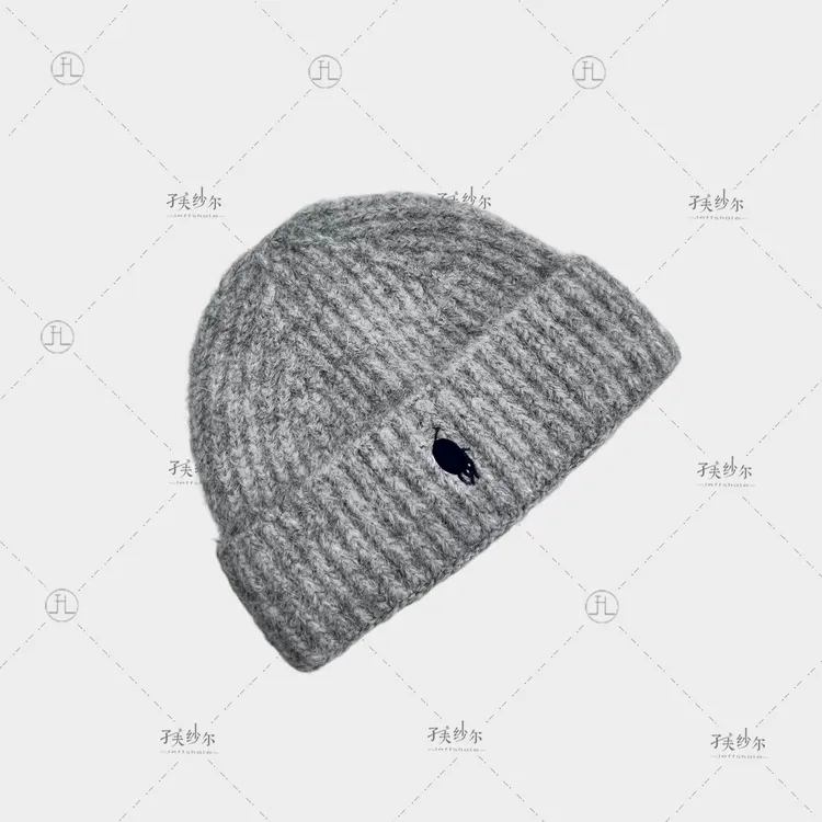 精致战马刺绣套头帽