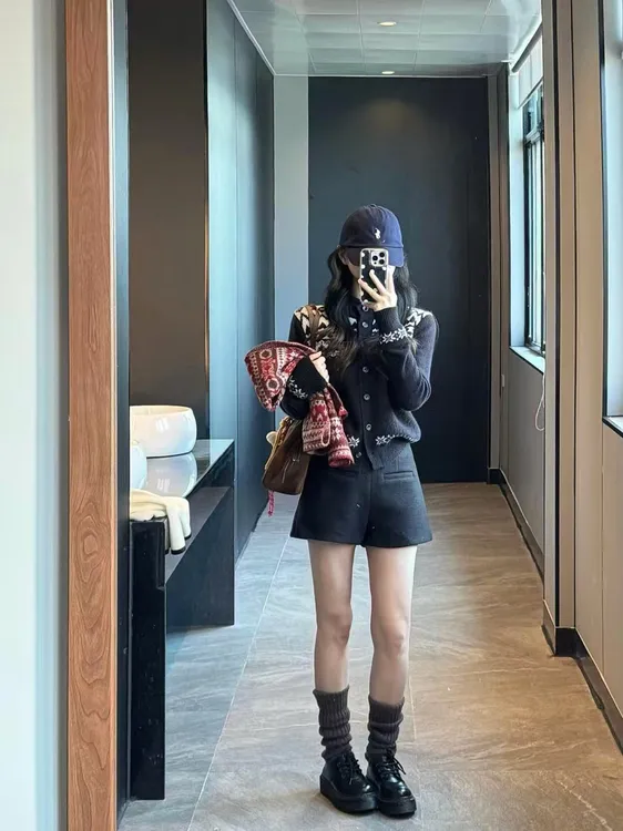 秋冬新款拍照必备衣服韩版费尔岛黑色修身毛衣开衫高腰短裤套装