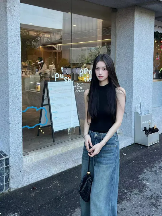 2025夏季新款法式黑色修身显瘦背心高腰复古直筒牛仔裤两件套装