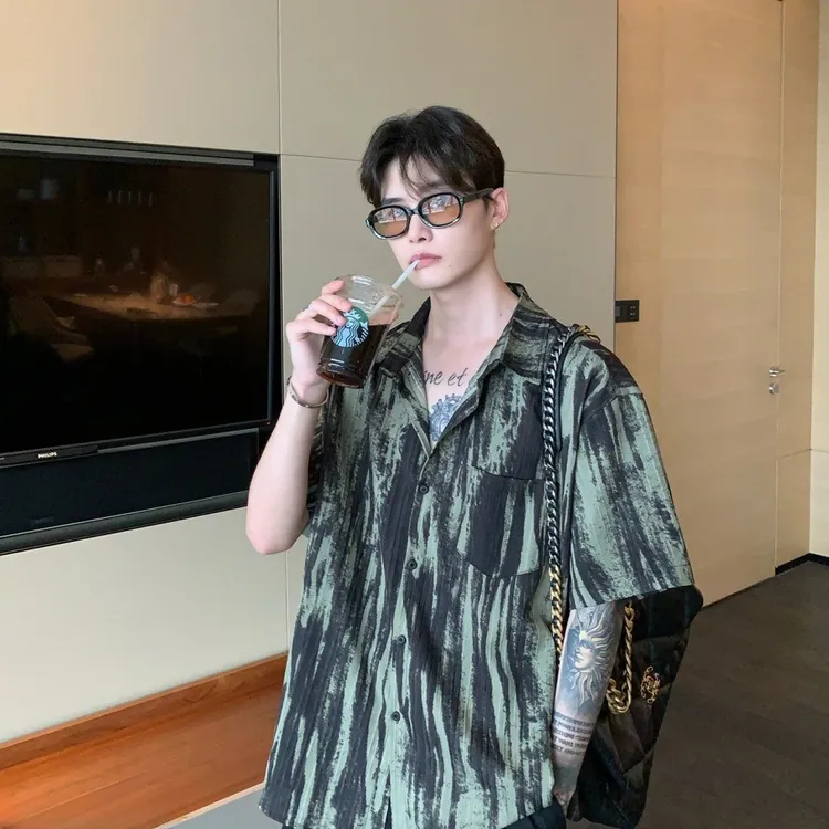 2025年夏季小众复古感休闲短袖衬衫男新款宽松痞帅高级衬衣男款潮