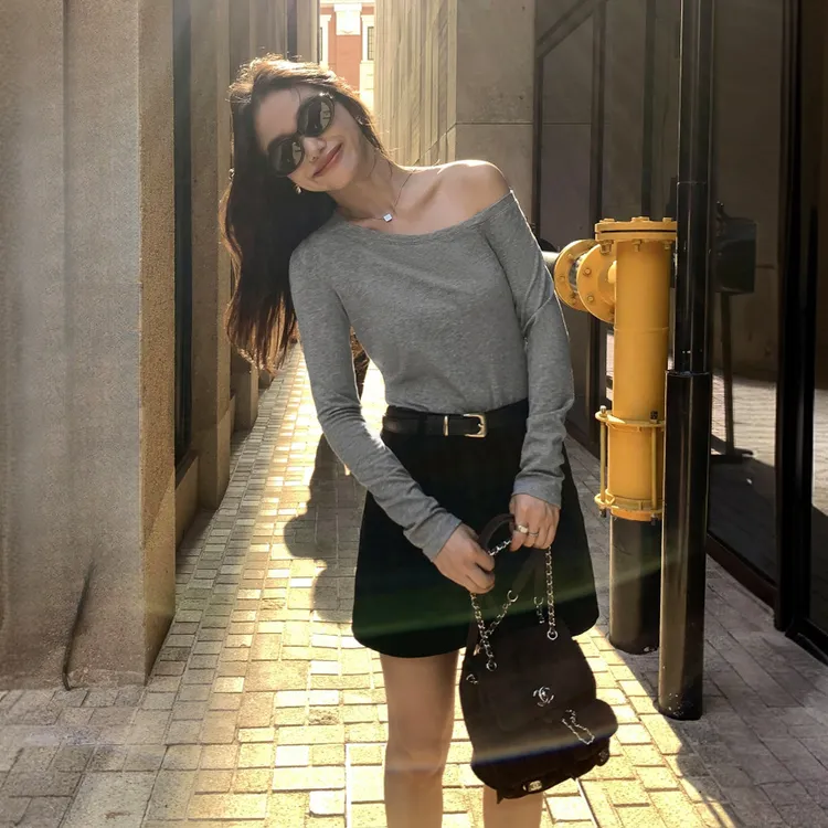 t恤女款2025新款爆款设计感灰色斜肩长袖t恤女针织衫修身露肩上衣