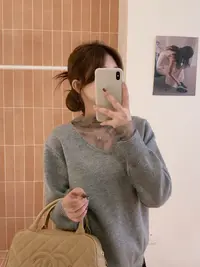 漫姐的店【她很漂亮】V领蕾丝拼接针织衫女气质高级感温柔打底上衣