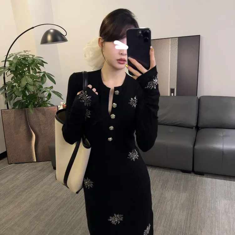 2025秋冬新款亮闪闪烫钻高级感V领长袖黑色连衣裙设计感打底裙