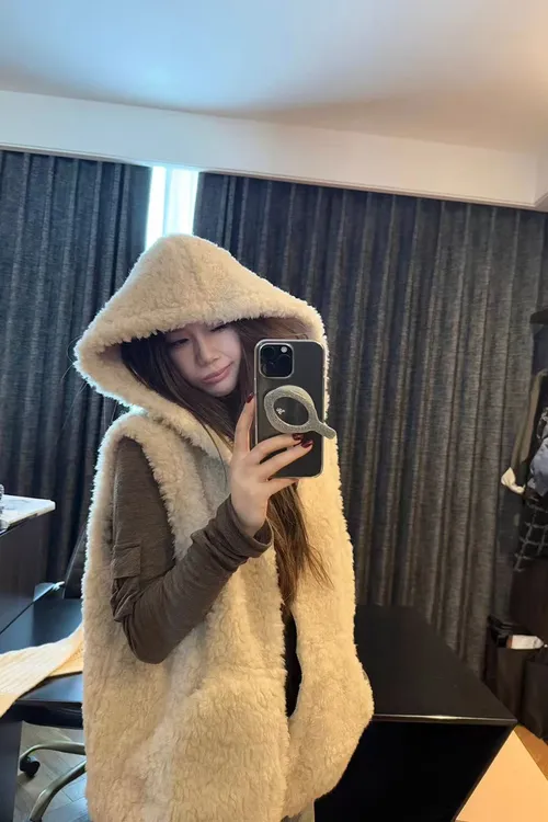 2025慵懒风韩系连帽马甲秋冬新款皮毛一体厚叠穿环保羊羔毛片外套