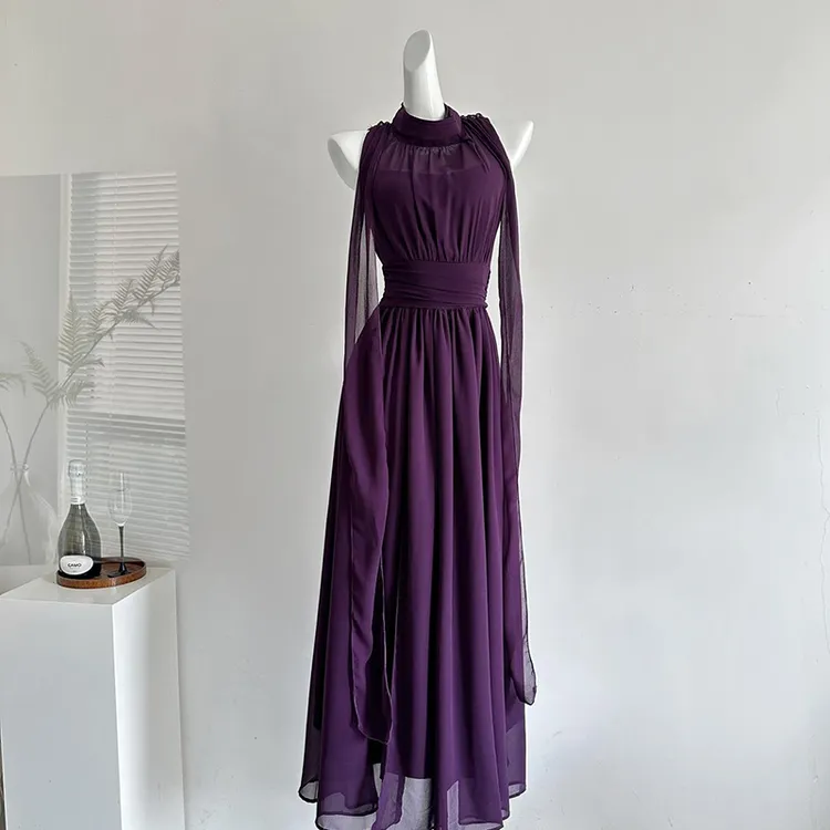 洋气千金挂脖连衣裙女2025夏季新款高级感飘带收腰露肩中长款裙子