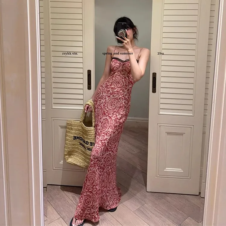 夏季新款修身显瘦印花长裙女小众蕾丝拼接撞色碎花吊带长款连衣裙