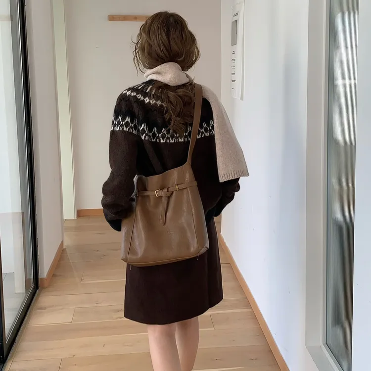 竹笋喵喵 时尚小众通勤水桶包女2025秋冬日常轻奢简约皮带单肩包