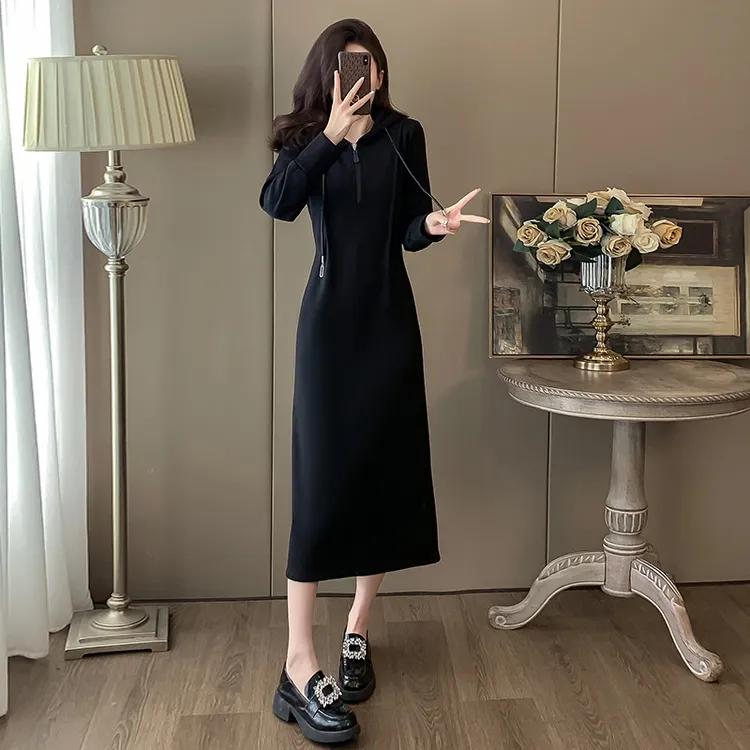 秋冬新款休闲黑色连帽长袖连衣裙女2024年赫本风高级感过膝长裙子