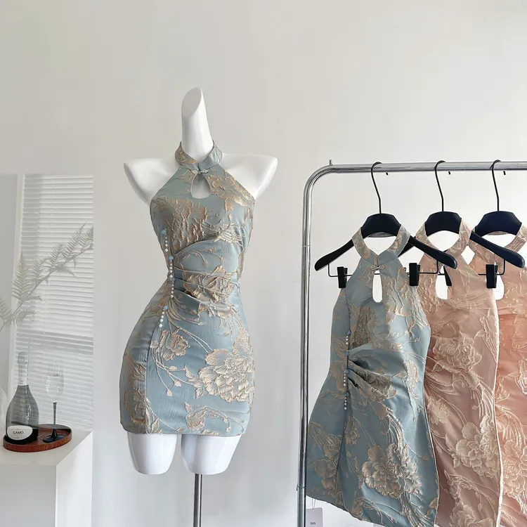 性感挂脖显瘦时尚性感连衣裙