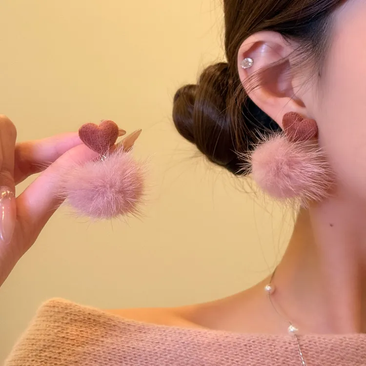 非金属布艺耳饰 期待初雪 适合冬天的耳饰爱心毛茸茸独特毛绒耳环