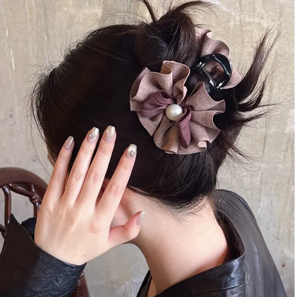 轻奢百搭珍珠缎面花苞抓夹精致优雅后脑勺盘发发饰鲨鱼夹