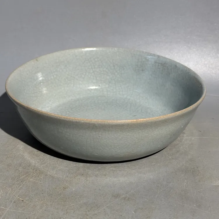 汝窑平底深腹洗，口直径15.5cm，高4.3cm，口失圆，老汝瓷，旧藏，